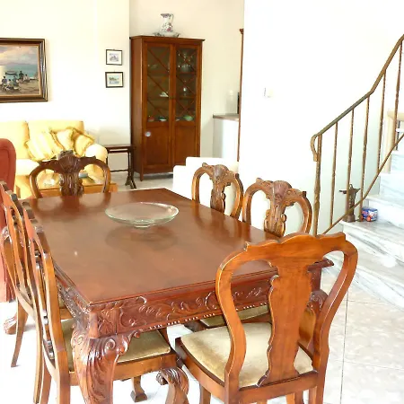 Maria's Beach House בית נופש *